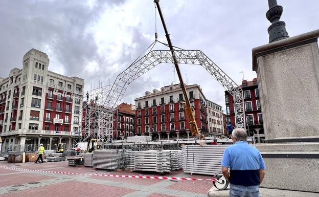 Comienza El Montaje Del Escenario De La Plaza Mayor Para Los Conciertos